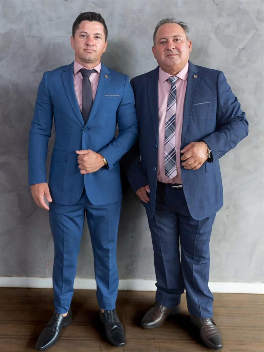 Pai e filho vestindo ternos Social Modas